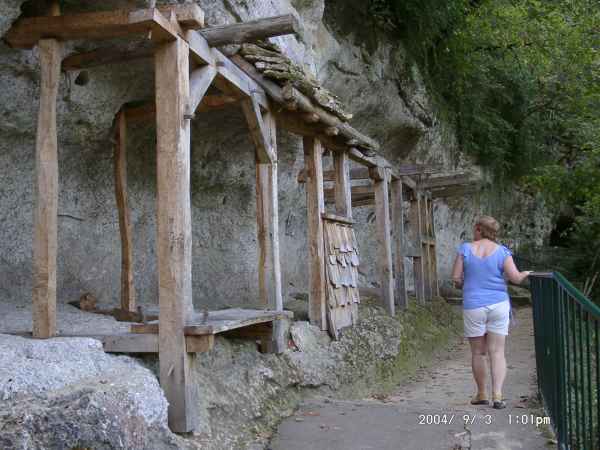 2004 09 03 caves denise sykes dordogne eyzies france goldwing tremolat 2004 walking 098 jpg